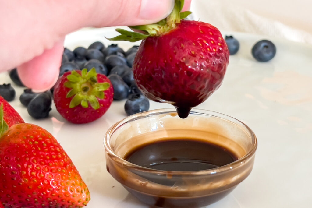 chocolate simple syrup recipe for strawberries