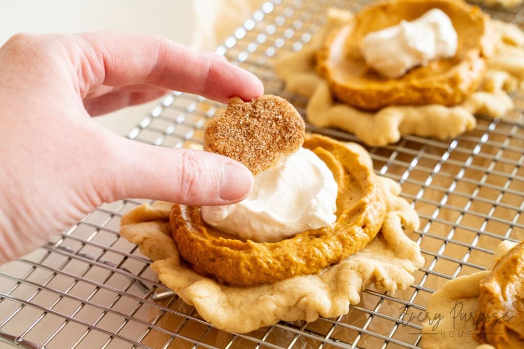 decorating sourdough pumpkin pie cookies